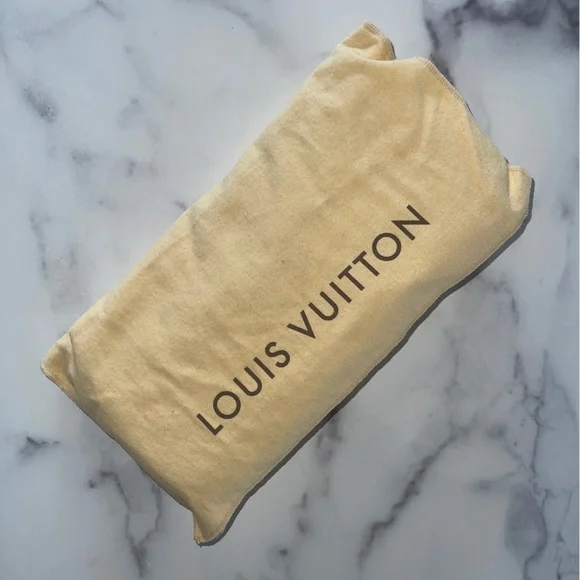 Louis Vuitton Blanc Corail Sobe Patent Leather Clutch - Picture 7 of 11